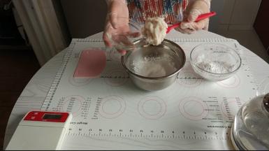 装入砂糖的木薯粉里面再加入90克山药泥备用。