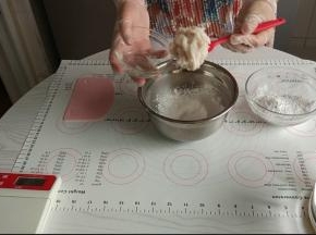 装入砂糖的木薯粉里面再加入90克山药泥备用。