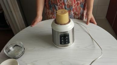 制作椰浆芒果汤底：把芒果果肉、纯牛奶、椰浆、细砂糖放入料理机中打成糊