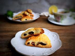 司康饼与红茶是标准的英式下午茶搭配