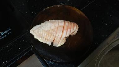 鸡胸肉洗干净沥干水分，用刀切成风琴状（底部不能切断）