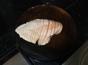 鸡胸肉洗干净沥干水分，用刀切成风琴状（底部不能切断）