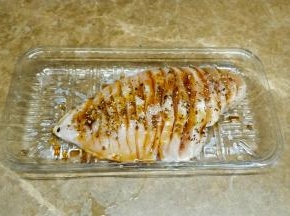 洒上蒜盐、黑椒碎，抹上一层蜂蜜腌一小时（时间允许最好腌一晚）