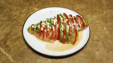 在鸡胸肉隙缝里塞入一片牛油果一片番茄芝士碎，最后在表面上洒上黑椒碎