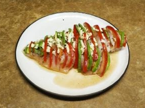 在鸡胸肉隙缝里塞入一片牛油果一片番茄芝士碎，最后在表面上洒上黑椒碎