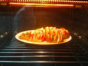 入烤箱200度中层20分钟，鸡肉熟悉芝士融化即可。