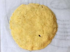 盖上另一张相同厚度的饼皮