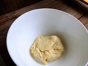 用刮刀拌匀至无干粉颗粒