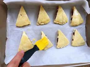 码放进烤盘，表面刷上蛋液，烤箱170度预热五分钟，中层，烤20～25分钟