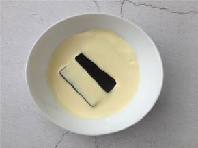 100克淡奶油里放入40克巧克力隔水融化。（水温在50度左右）