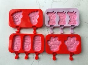 将调好的奶油水果糊挤入模具中，先挤5分满，然后放入冰箱冷冻30分钟。