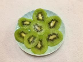 将猕猴桃切薄片。