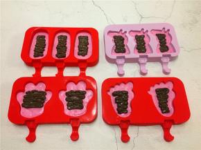 再取出挤上巧克力。（多少依个人爱好）