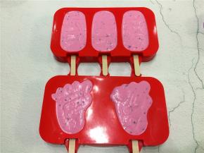 然后再把奶油水果糊挤入模具，9分满即可。