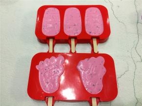 然后再把奶油水果糊挤入模具，9分满即可。