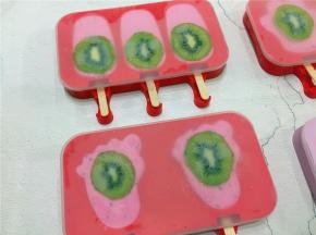 将猕猴桃片放在表面，盖上盖子放入冰箱冷冻24小时即可。