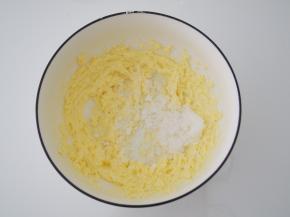 黄油切成小块，室温软化，加入细砂糖，打发至发白。