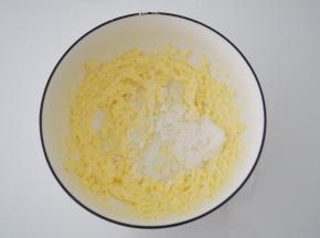 黄油切成小块，室温软化，加入细砂糖，打发至发白。