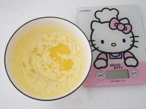 分两次加入蛋液，每次都搅拌均匀。