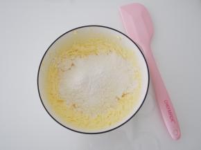 筛入低筋面粉，切拌均匀。