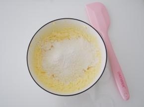 筛入低筋面粉，切拌均匀。