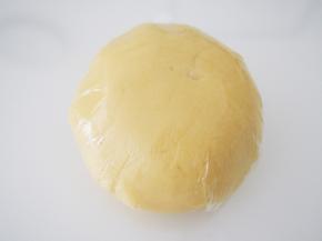 将面团切拌均匀后，用保鲜膜包上，放入冰箱冷藏30分钟松弛。