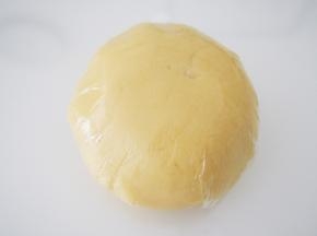 将面团切拌均匀后，用保鲜膜包上，放入冰箱冷藏30分钟松弛。