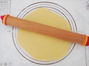 松弛好的面团回温后擀成3mm厚的薄片。