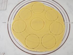 用模具切出形状。