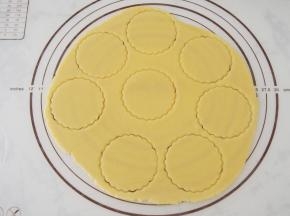 用模具切出形状。