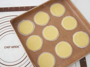 现在天气比较热，面团软的话拿起的时候容易变形，所以我后来切形状的时候在底下铺一层油纸，然后用油纸进行转移。