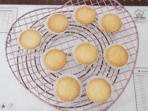 烤盘中铺上油布，将饼干摆好。烤箱预热至150度，中层上下火，20分钟左右即可（要根据自己的烤箱脾气和饼干厚度适当调整时间哦）。