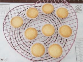 烤盘中铺上油布，将饼干摆好。烤箱预热至150度，中层上下火，20分钟左右即可（要根据自己的烤箱脾气和饼干厚度适当调整时间哦）。