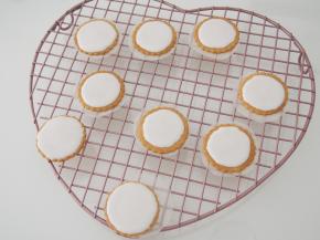 用稀一点的糖霜给饼干打底。