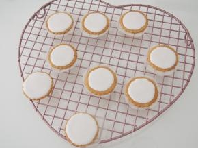 用稀一点的糖霜给饼干打底。