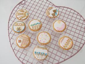 用厚一点的糖霜画线条就好啦，可以根据自己的需要画出各种想要的图案。