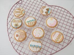 用厚一点的糖霜画线条就好啦，可以根据自己的需要画出各种想要的图案。