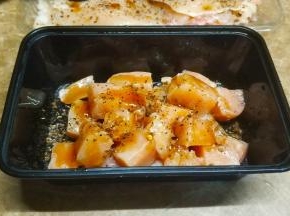 切块沥干水分放入蒜盐、黑椒碎、葡萄酒、生粉腌半小时。