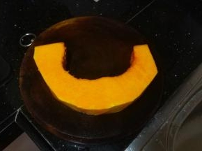 南瓜去皮一大半切小块一小半切片