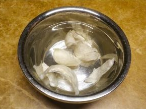 用纯净水放冰箱浸泡一晚