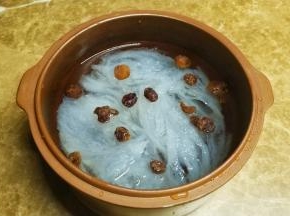 放入炖盅里撕碎，加入桂圆肉