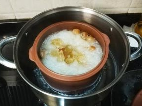 在20分钟时开盖加入冰糖，再炖10分钟即可