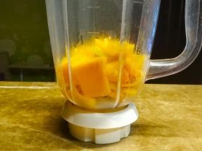 熟了的南瓜放入料理机里搅拌