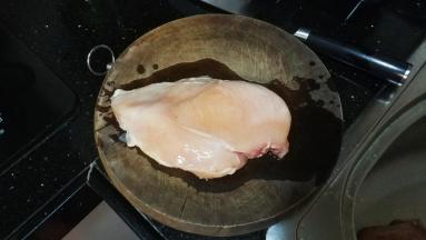鸡胸肉洗净（从冷藏室拿出后，还有点硬的状态切）