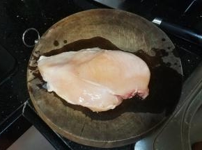 鸡胸肉洗净（从冷藏室拿出后，还有点硬的状态切）