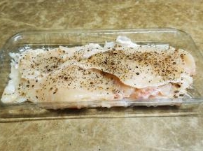 切片，洒上蒜盐黑、椒碎、白葡萄酒腌一小时