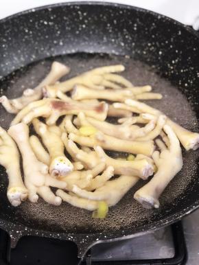 煮中放入清水、几片姜，水开后放入鸡爪。