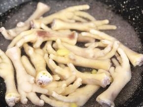 煮中放入清水、几片姜，水开后放入鸡爪。