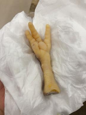 捞起，用厨房纸巾吸干水分。