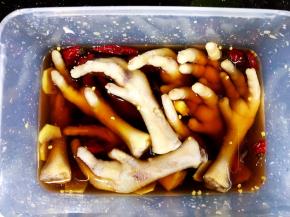 鸡爪在糟卤汁中放冰箱浸泡3小时就可以开吃了。